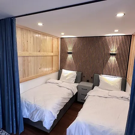Golden Wood Apartment *